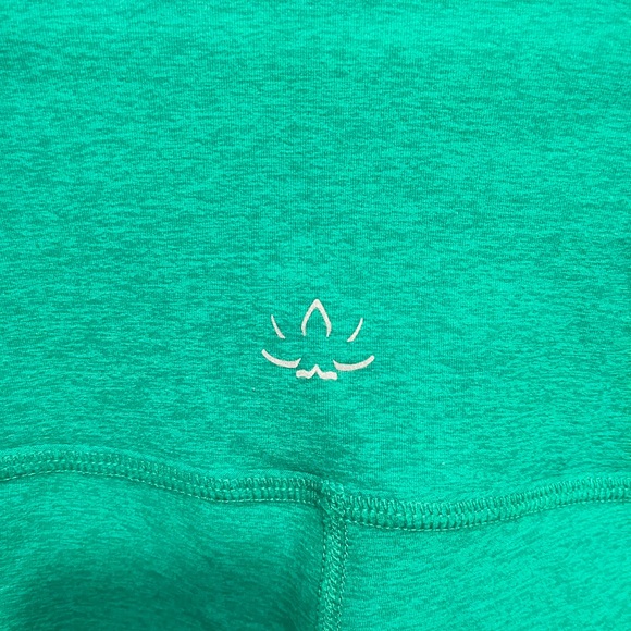 Beyond Yoga Green Space Dye 5” Bike Shorts - Picture 4 of 5